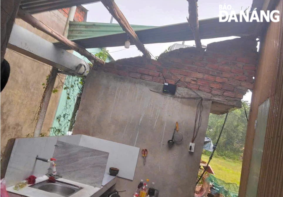 Nhà dân tại xã Hòa Ninh (huyện Hòa Vang) bị tốc mái, bay cửa vì không chịu nổi sức gió lớn. Ảnh: Báo Đà Nẵng Nhà dân tại xã Hòa Ninh (huyện Hòa Vang) bị tốc mái, bay cửa vì không chịu nổi sức gió lớn. Ảnh: Báo Đà Nẵng