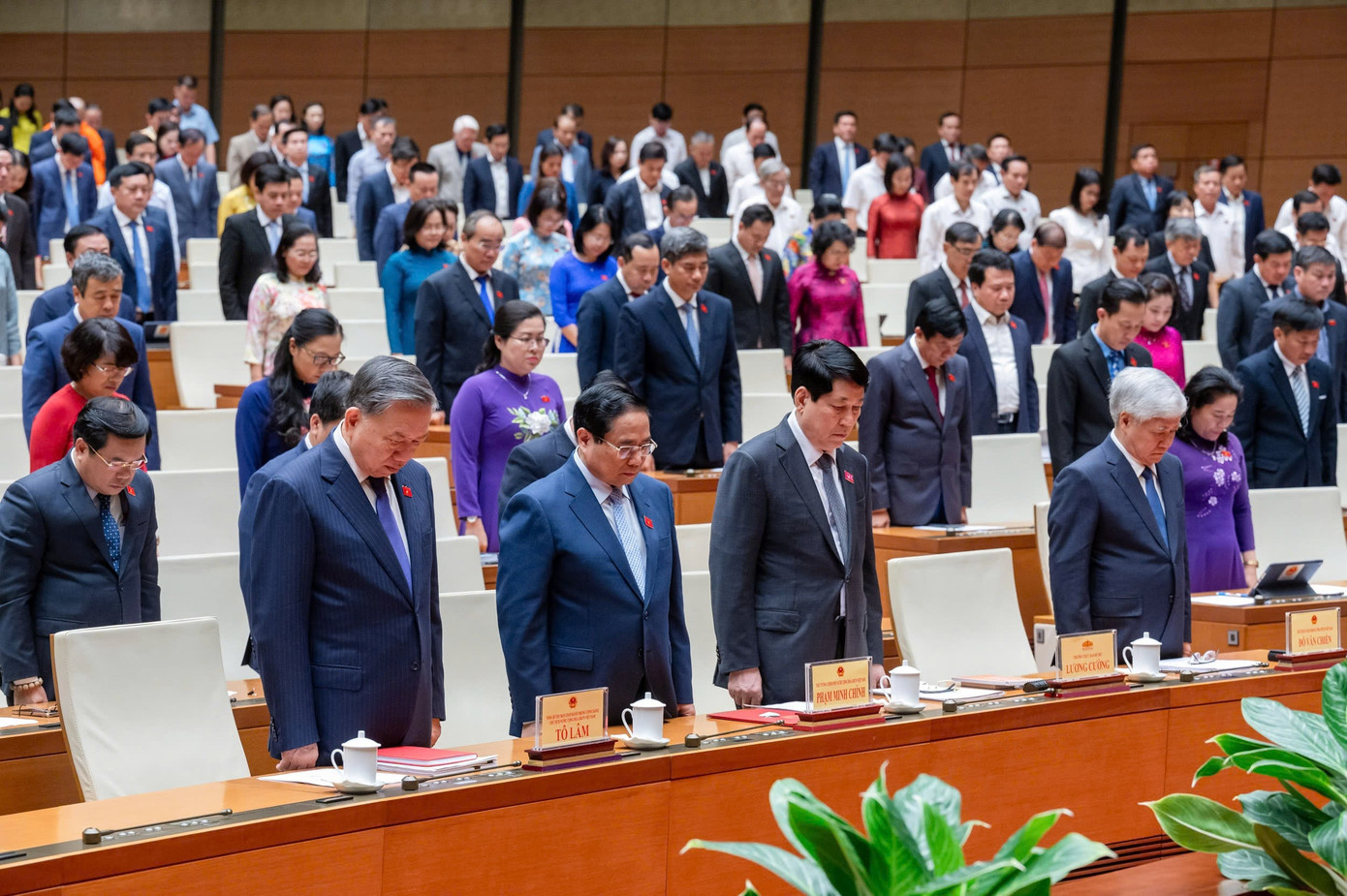 Trước khi bắt đầu kỳ họp, Quốc hội đã dành một phút tưởng niệm cố Tổng Bí thư Nguyễn Phú Trọng. Trước khi bắt đầu kỳ họp, Quốc hội đã dành một phút tưởng niệm cố Tổng Bí thư Nguyễn Phú Trọng.