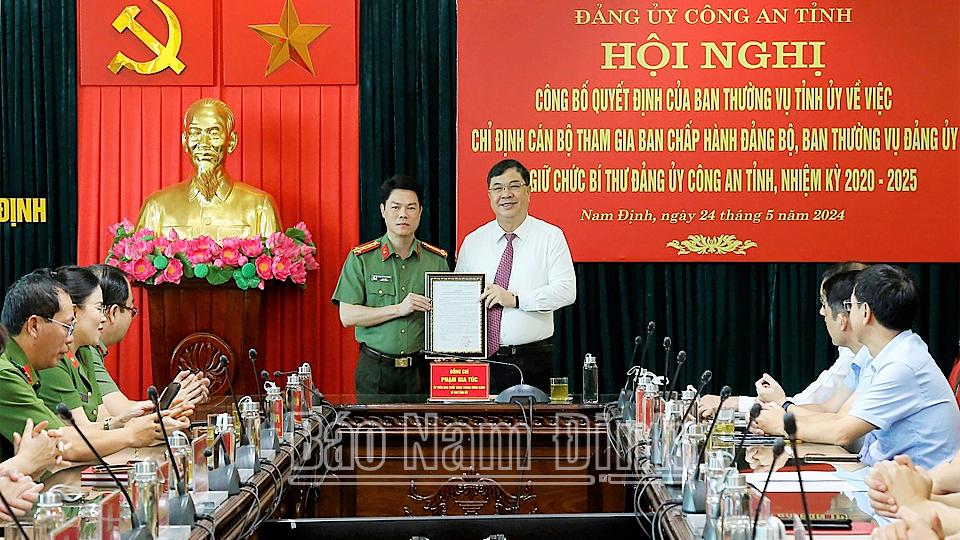 Bí thư Tỉnh ủy Nam Định Phạm Gia Túc trao quyết định cho Đại tá Nguyễn Hữu Mạnh, Giám đốc Công an tỉnh. Bí thư Tỉnh ủy Nam Định Phạm Gia Túc trao quyết định cho Đại tá Nguyễn Hữu Mạnh, Giám đốc Công an tỉnh.