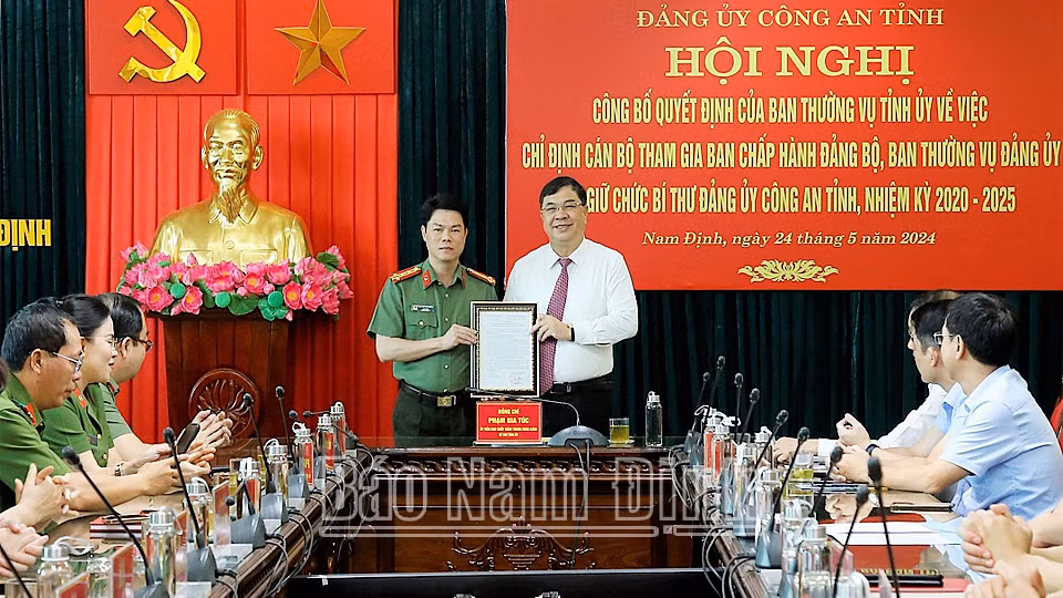 Bí thư Tỉnh ủy Nam Định Phạm Gia Túc trao quyết định cho Đại tá Nguyễn Hữu Mạnh, Giám đốc Công an tỉnh.
