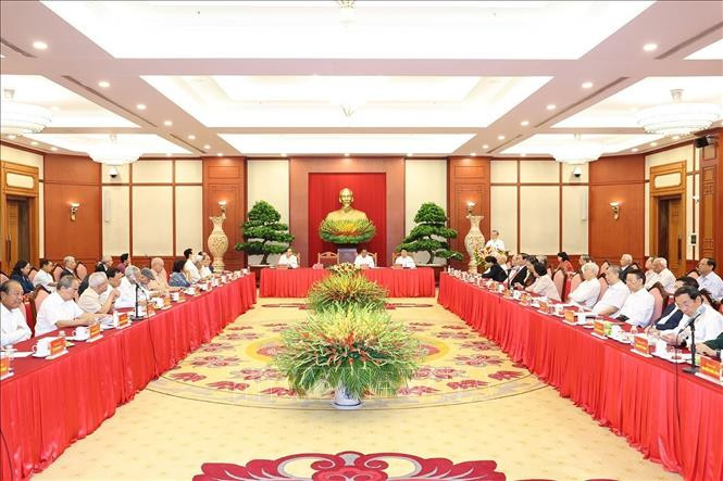 Bộ Chính trị gặp mặt Lãnh đạo, nguyên Lãnh đạo Đảng, Nhà nước. Ảnh: Trí Dũng/TTXVN