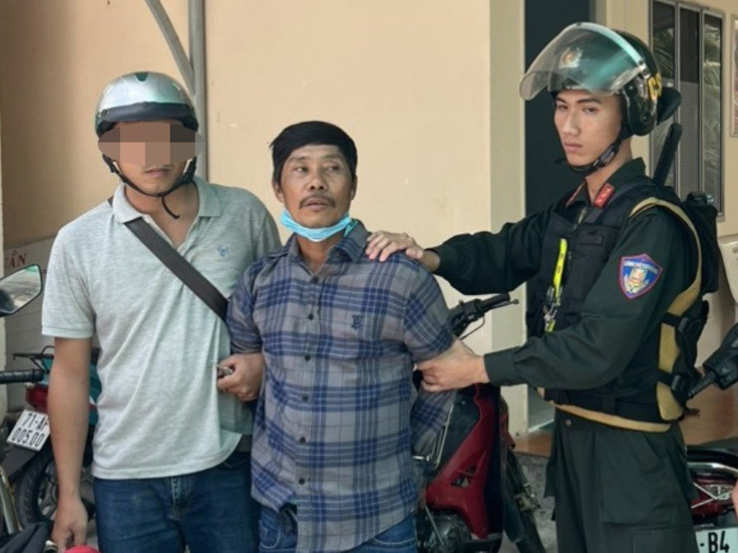 Lực lượng chức năng bắt giữ nghi phạm Trương Văn Út. Lực lượng chức năng bắt giữ nghi phạm Trương Văn Út.