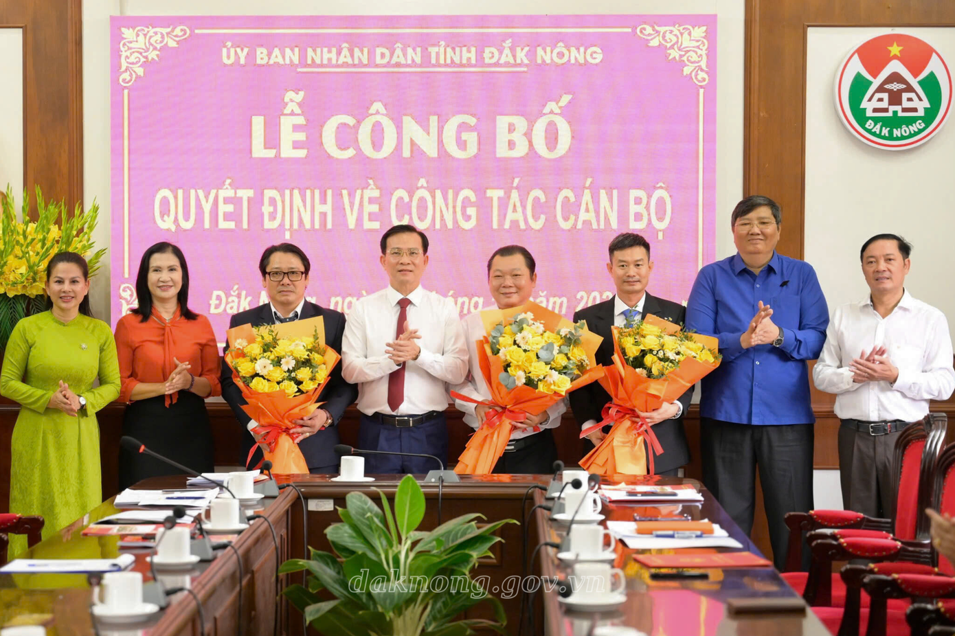 Lãnh đạo UBND tỉnh Đắk Nông tặng hoa chúc mừng các cán bộ được bổ nhiệm, bổ nhiệm lại