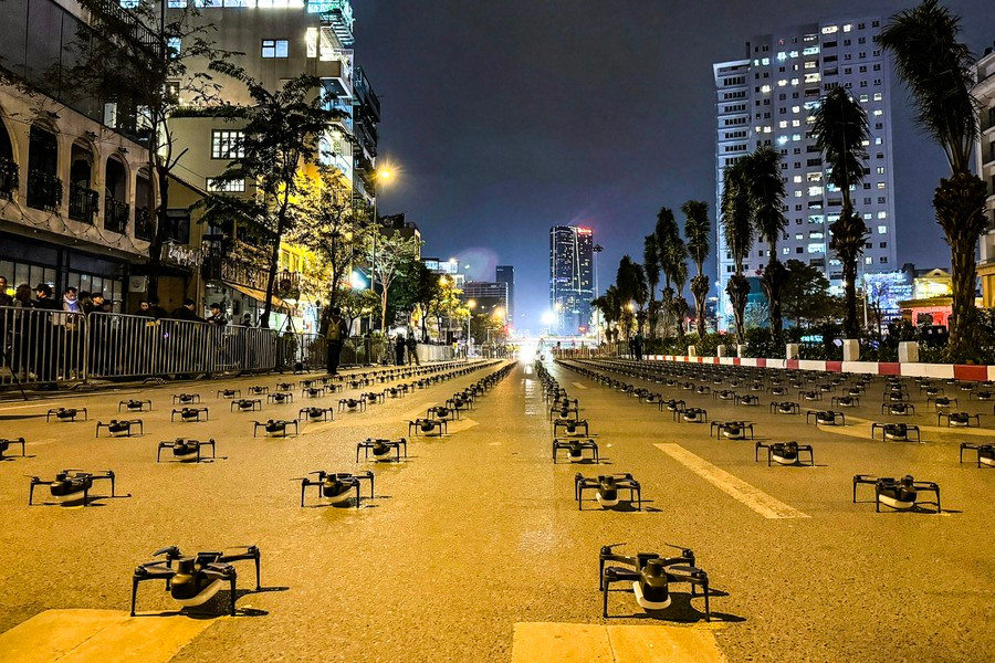 Theo báo An ninh Thủ đô, vào 19g hôm nay (9/2, tức 30 Tết), 2.024 chiếc drones đã vào vị trí ở đường Văn Cao, bên hồ Tây (Hà Nội); sẵn sàng cho bữa tiệc ánh sáng, âm thanh tuyệt đẹp đón năm mới trong vài tiếng nữa...Ảnh: An ninh Thủ đô Theo báo An ninh Thủ đô, vào 19g hôm nay (9/2, tức 30 Tết), 2.024 chiếc drones đã vào vị trí ở đường Văn Cao, bên hồ Tây (Hà Nội); sẵn sàng cho bữa tiệc ánh sáng, âm thanh tuyệt đẹp đón năm mới trong vài tiếng nữa...Ảnh: An ninh Thủ đô