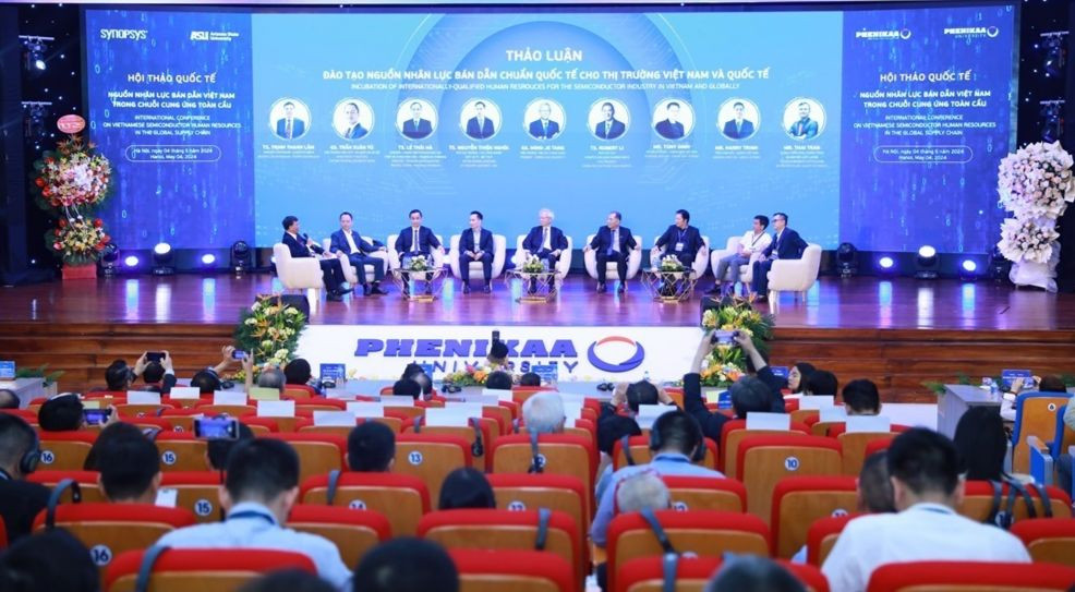 Tại hội thảo, các chuyên gia đã chia sẻ, thảo luận đào tạo nhân lực bán dẫn chuẩn quốc tế cho thị trường trong nước và quốc tế.