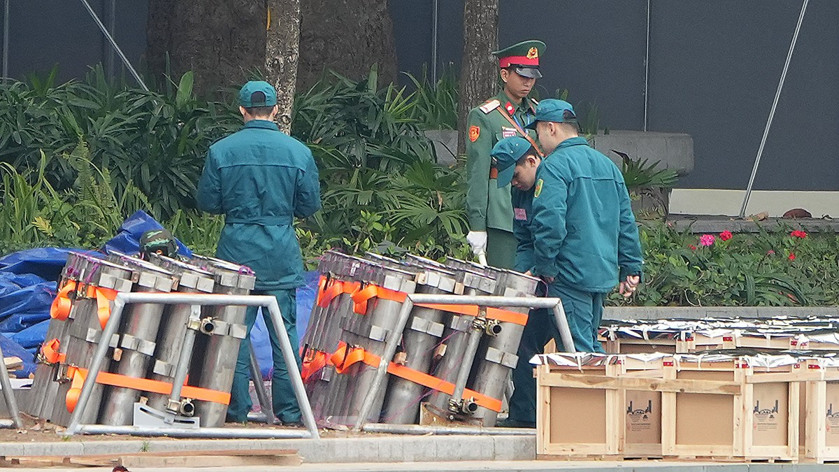 Trận địa pháo hoa tại Hồ Gươm. Ảnh: Hoàng Mạnh Thắng. Trận địa pháo hoa tại Hồ Gươm. Ảnh: Hoàng Mạnh Thắng.