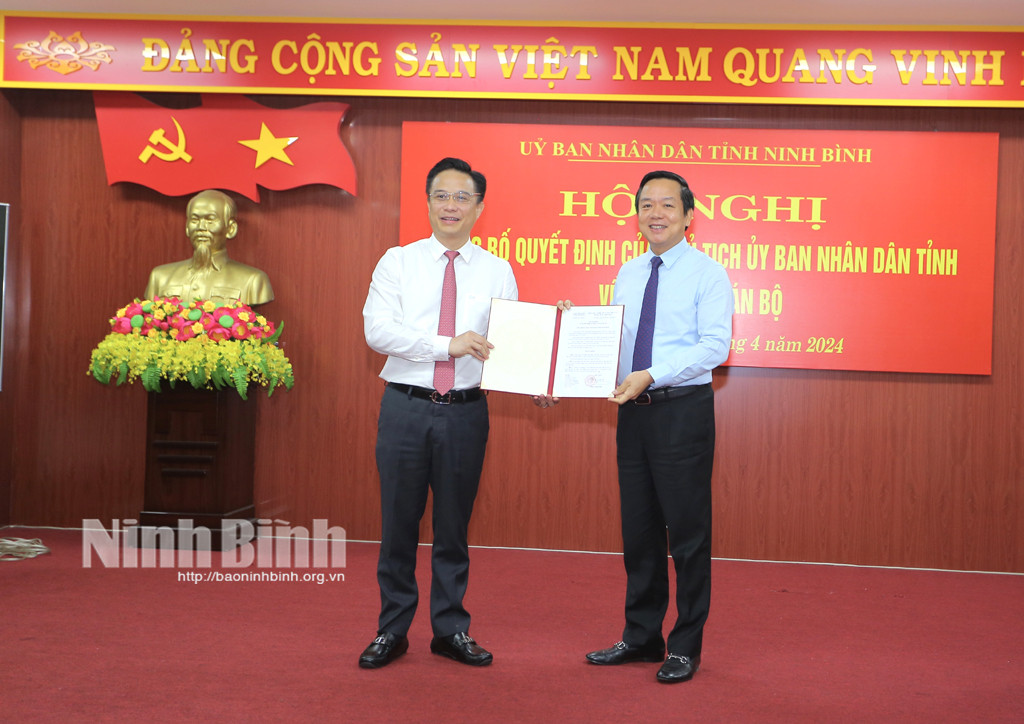 Ông Phạm Quang Ngọc, Phó Bí thư Tỉnh ủy, Chủ tịch UBND tỉnh trao Quyết định bổ nhiệm cho ông Đặng Thái Sơn. Ông Phạm Quang Ngọc, Phó Bí thư Tỉnh ủy, Chủ tịch UBND tỉnh trao Quyết định bổ nhiệm cho ông Đặng Thái Sơn.