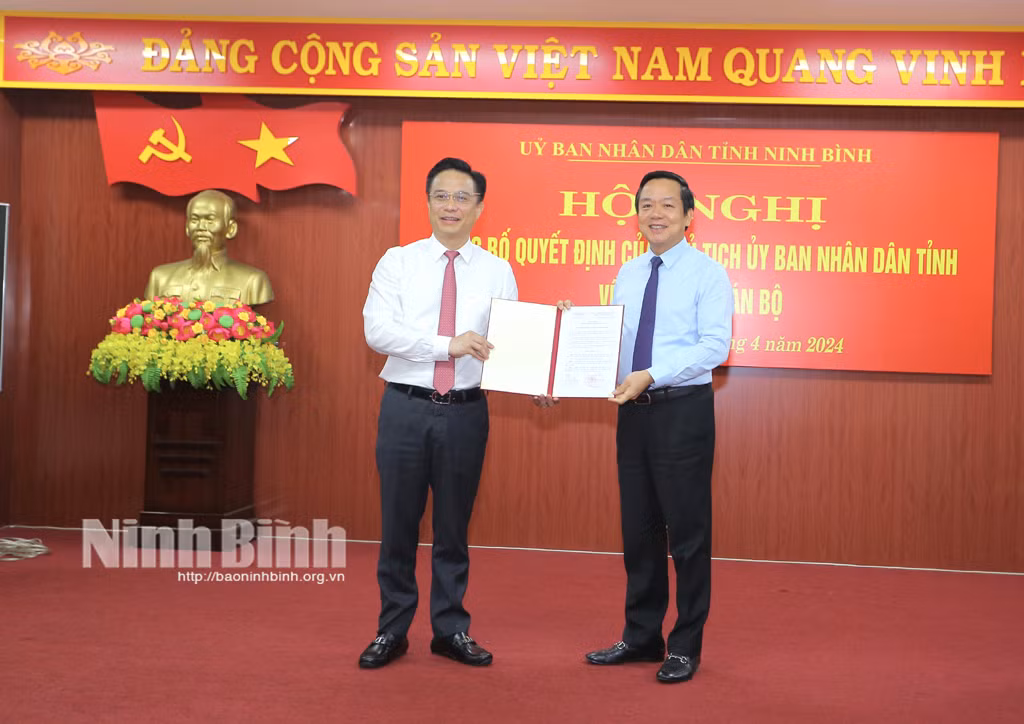 Ông Phạm Quang Ngọc, Phó Bí thư Tỉnh ủy, Chủ tịch UBND tỉnh trao Quyết định bổ nhiệm cho ông Đặng Thái Sơn.