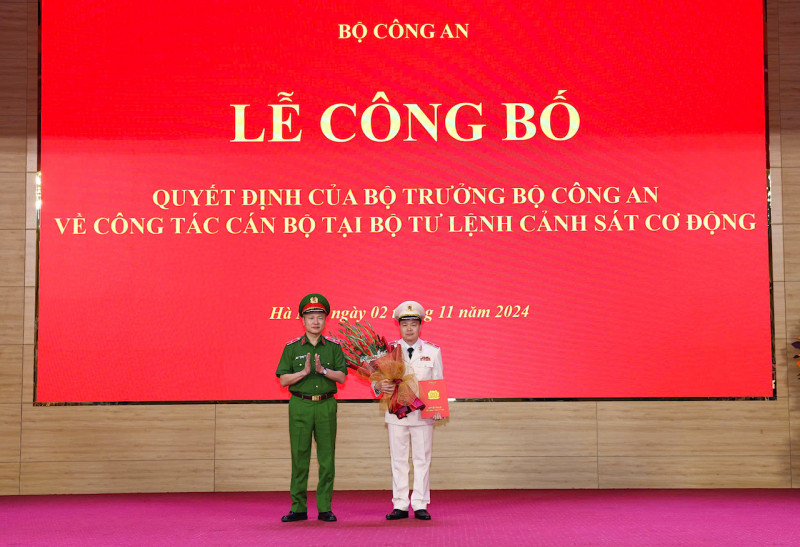 Thứ trưởng Nguyễn Ngọc Lâm trao Quyết định và tặng hoa chúc mừng Tư lệnh CSCĐ Nguyễn Ngọc Vân.