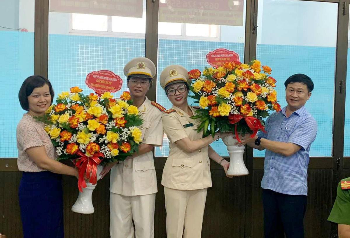 Đảng ủy, lãnh đạo P. Nam Dương chúc mừng các cán bộ được bổ nhiệm, điều động. Ảnh : Báo Công an Đà Nẵng Đảng ủy, lãnh đạo P. Nam Dương chúc mừng các cán bộ được bổ nhiệm, điều động. Ảnh : Báo Công an Đà Nẵng