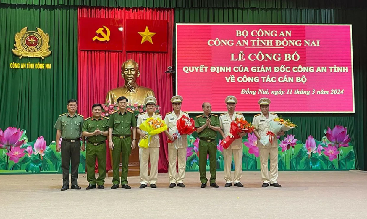 Lãnh đạo Công an thành phố Biên Hòa tặng hoa chúc mừng các cán bộ vừa được điều động. Ảnh: Báo Đồng Nai. Lãnh đạo Công an thành phố Biên Hòa tặng hoa chúc mừng các cán bộ vừa được điều động. Ảnh: Báo Đồng Nai.