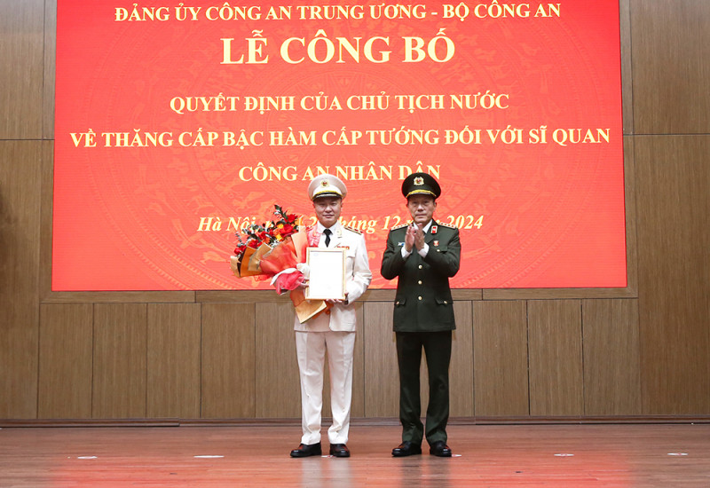 Bộ trưởng Bộ Công an Lương Tam Quang trao quyết định và tặng hoa chúc mừng Thứ trưởng Nguyễn Ngọc Lâm. Bộ trưởng Bộ Công an Lương Tam Quang trao quyết định và tặng hoa chúc mừng Thứ trưởng Nguyễn Ngọc Lâm.