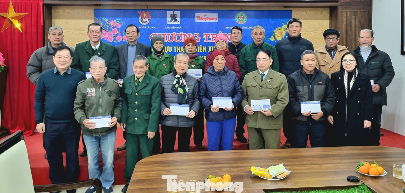 Nhà báo Lê Xuân Sơn, Tổng Biên tập báo Tiền Phong và chị Giàng Thị Mai, Bí thư Tỉnh Đoàn Lào Cai tặng quà tri ân các bác cựu TNXP tỉnh Lào Cai.