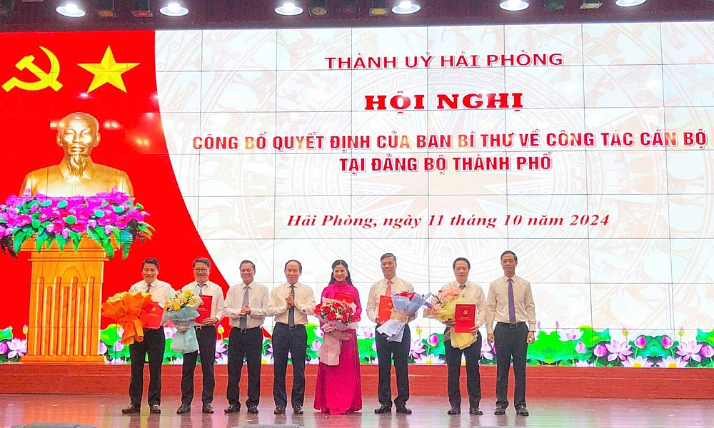 Bí thư Thành ủy Hải Phòng Lê Tiến Châu trao quyết định và tặng hoa các cán bộ mới được điều động, bổ nhiệm. Bí thư Thành ủy Hải Phòng Lê Tiến Châu trao quyết định và tặng hoa các cán bộ mới được điều động, bổ nhiệm.