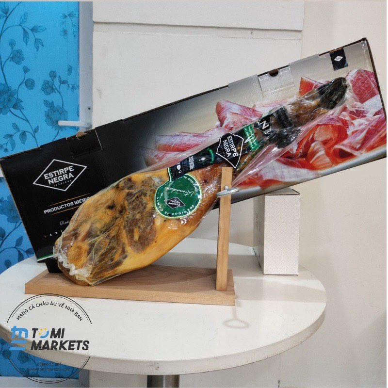 Mỗi đùi có trọng lượng khá lớn, dao động từ 8.5 đến 10kg nên có thể sử dụng cho những bữa tiệc bên người thân hay bạn bè khoảng từ 15 đến 25 thành viên. Mỗi đùi có trọng lượng khá lớn, dao động từ 8.5 đến 10kg nên có thể sử dụng cho những bữa tiệc bên người thân hay bạn bè khoảng từ 15 đến 25 thành viên.