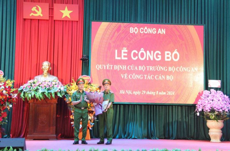 Thứ trưởng Nguyễn Ngọc Lâm tặng hoa chúc mừng Trung tướng Lê Minh Hùng đã hoàn thành xuất sắc nhiệm vụ. Ảnh: Báo CAND Thứ trưởng Nguyễn Ngọc Lâm tặng hoa chúc mừng Trung tướng Lê Minh Hùng đã hoàn thành xuất sắc nhiệm vụ. Ảnh: Báo CAND