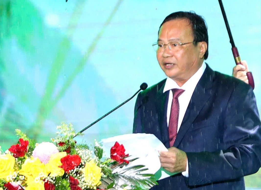 Chủ tịch UBND tỉnh Trà Vinh - Lê Văn Hẳn phát biểu tại lễ khai mạc. Chủ tịch UBND tỉnh Trà Vinh - Lê Văn Hẳn phát biểu tại lễ khai mạc.