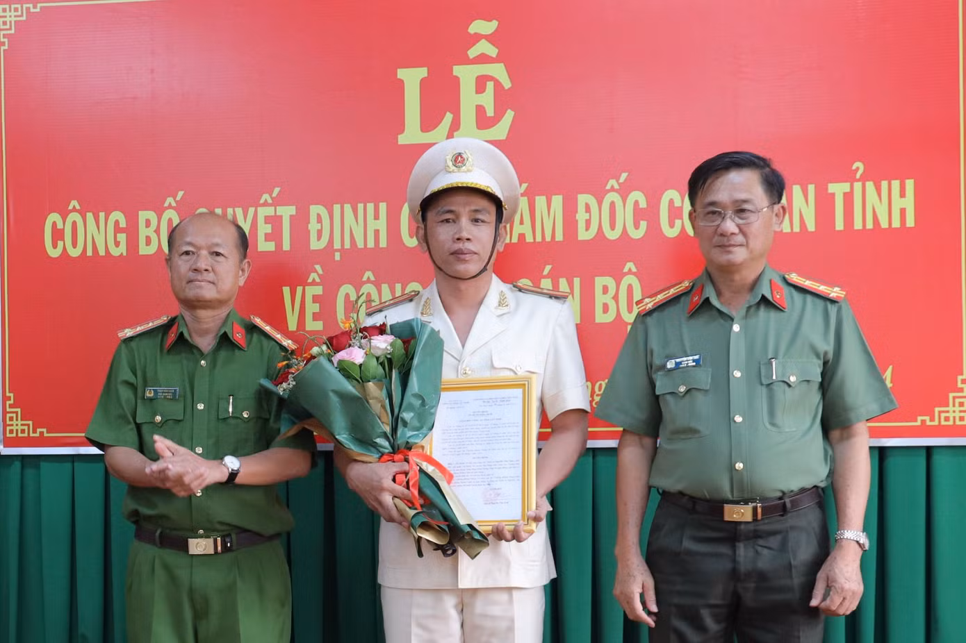 Đại tá Nguyễn Văn Trãi- Giám đốc Công an tỉnh chúc mừng Thiếu tá Nguyễn Văn Thừa được bổ nhiệm chức vụ Phó trưởng Phòng Cảnh sát giao thông.