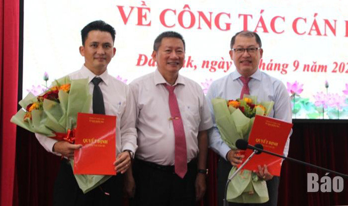 Chủ nhiệm UBKT Tỉnh ủy Lê Văn Nghĩa trao quyết định và tặng hoa các cán bộ được chuẩn y. Ảnh: Báo Đắk Lắk Chủ nhiệm UBKT Tỉnh ủy Lê Văn Nghĩa trao quyết định và tặng hoa các cán bộ được chuẩn y. Ảnh: Báo Đắk Lắk