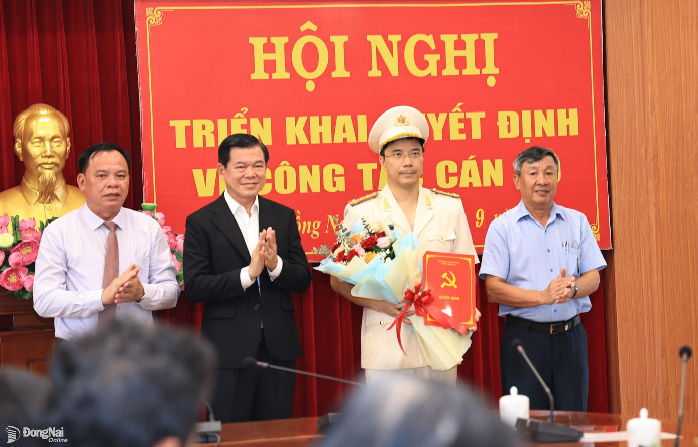 Lãnh đạo tỉnh Đồng Nai chúc mừng đại tá Nguyễn Hồng Phong, Giám đốc Công an tỉnh Đồng Nai. Ảnh: Báo Đồng Nai Lãnh đạo tỉnh Đồng Nai chúc mừng đại tá Nguyễn Hồng Phong, Giám đốc Công an tỉnh Đồng Nai. Ảnh: Báo Đồng Nai