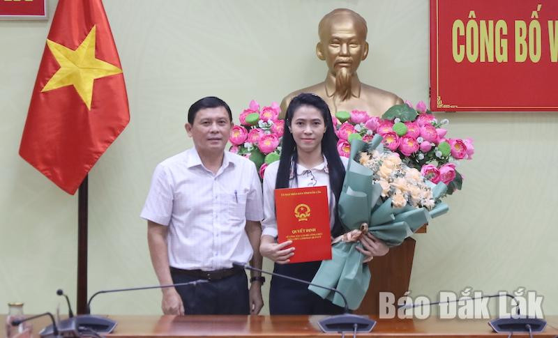 Phó Chủ tịch Thường trực UBND tỉnh Đắk Lắk Nguyễn Tuấn Hà trao Quyết định, tặng hoa chúc mừng tân Phó Chánh Văn phòng UBND tỉnh Cao Như Khánh. Ảnh: Báo Đắk Lắk