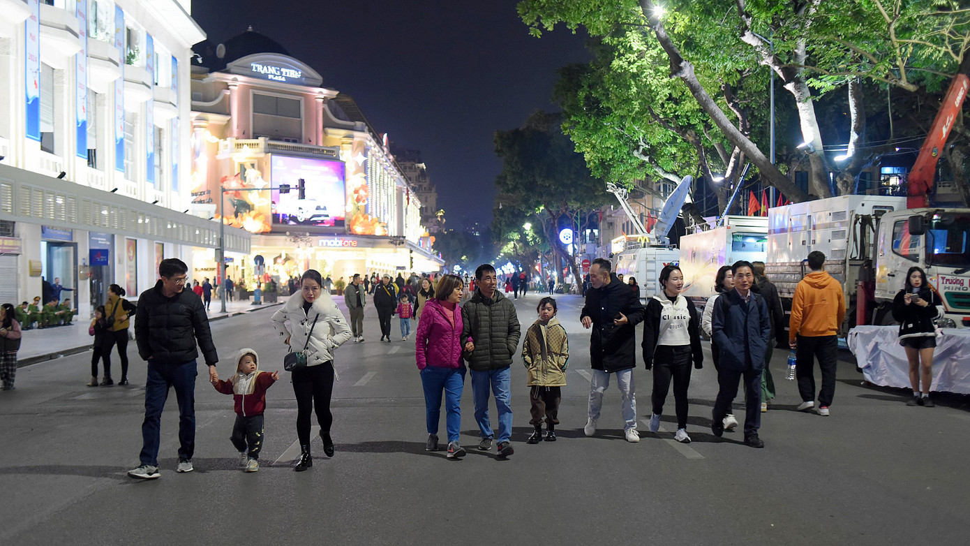 Thời tiết ngoài trời tại Thủ đô se lạnh, không mưa thích hợp để người dân ra đường vui chơi Thời tiết ngoài trời tại Thủ đô se lạnh, không mưa thích hợp để người dân ra đường vui chơi