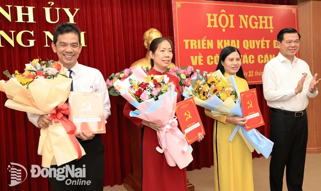 Bí thư Tỉnh ủy Đồng Nai Nguyễn Hồng Lĩnh trao quyết định và tặng hoa cho ông Trần Trung Nhân, bà Bùi Thị Yến và bà Hoàng Thị Bích Phú.