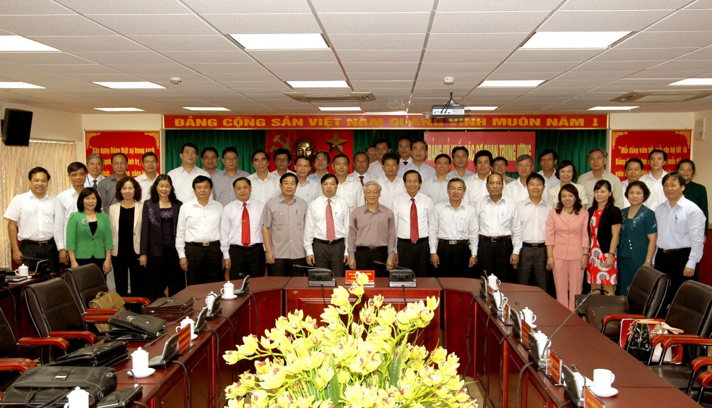 Tổng Bí thư Nguyễn Phú Trọng chụp ảnh lưu niệm với các đồng chí Ủy viên Ban Chấp hành Đảng bộ Khối trong buổi làm việc với Đảng ủy Khối ngày 18/8/2012.