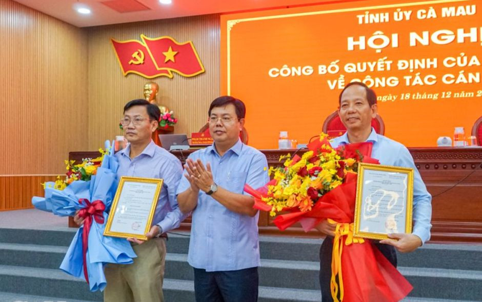 Bí thư Tỉnh ủy Cà Mau Nguyễn Tiến Hải trao Quyết định và tặng hoa cho đồng chí Hồ Văn Chung (bên trái), Phó chủ nhiệm Uỷ ban Kiểm tra Tỉnh uỷ và đồng chí Nguyễn Chí Thiện, Giám đốc Sở Công Thương, 2 tân Uỷ viên Ban Chấp hành Đảng bộ tỉnh. Ảnh: Báo Cà Mau Bí thư Tỉnh ủy Cà Mau Nguyễn Tiến Hải trao Quyết định và tặng hoa cho đồng chí Hồ Văn Chung (bên trái), Phó chủ nhiệm Uỷ ban Kiểm tra Tỉnh uỷ và đồng chí Nguyễn Chí Thiện, Giám đốc Sở Công Thương, 2 tân Uỷ viên Ban Chấp hành Đảng bộ tỉnh. Ảnh: Báo Cà Mau