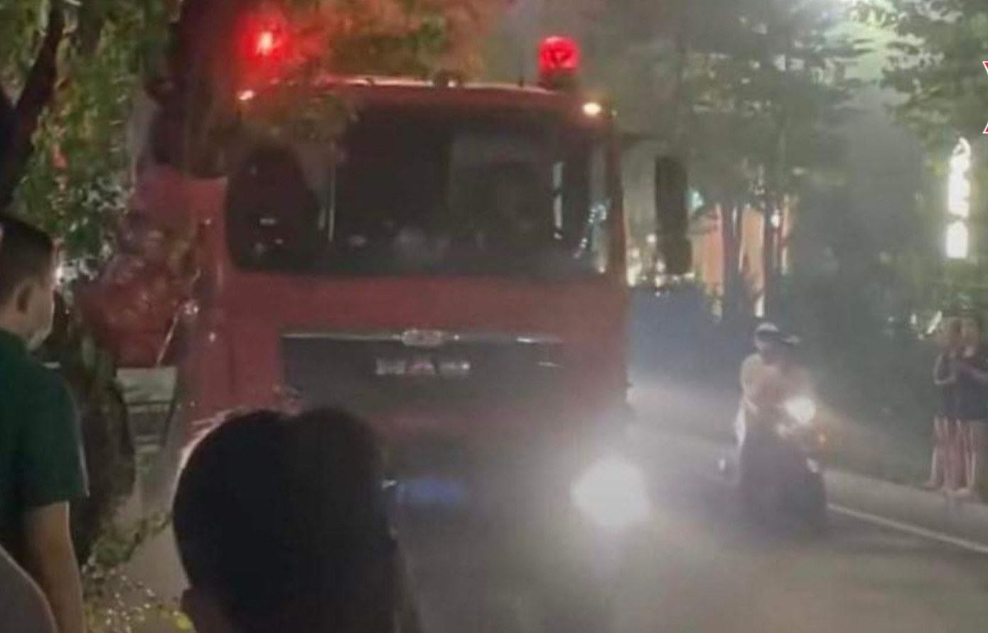 Sau 20 phút, lực lượng chức năng đã dập tắt hoàn toàn đám cháy. Sau 20 phút, lực lượng chức năng đã dập tắt hoàn toàn đám cháy.