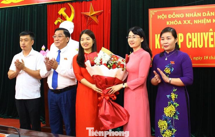 Bà Vũ Thị Anh Dung (giữa) nhận hoa chúc mừng của lãnh đạo huyện Đồng Hỷ.