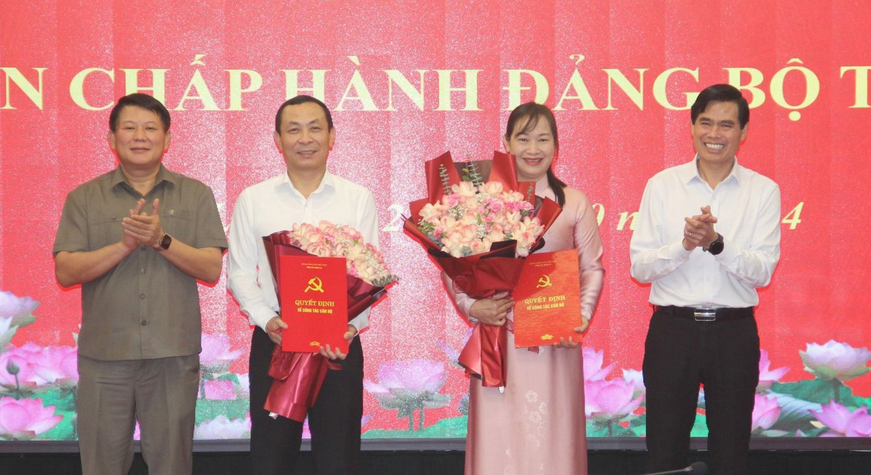 Thường trực Tỉnh ủy Sơn La tặng hoa chúc mừng hai cán bộ được Ban Bí thư quyết định chuẩn y Ủy viên Ủy ban Kiểm tra Tỉnh ủy. Ảnh: Báo Sơn La Thường trực Tỉnh ủy Sơn La tặng hoa chúc mừng hai cán bộ được Ban Bí thư quyết định chuẩn y Ủy viên Ủy ban Kiểm tra Tỉnh ủy. Ảnh: Báo Sơn La