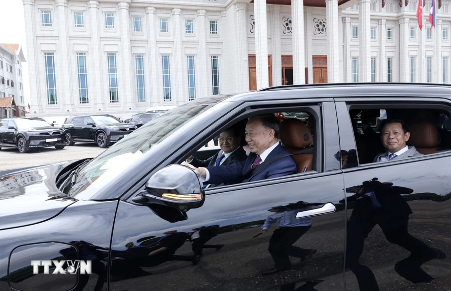 Chủ tịch nước Tô Lâm lái xe ôtô Vinfast VF9 chở Tổng Bí thư, Chủ tịch nước Lào Thongloun Sisoulith. (Ảnh: Nhan Sáng/TTXVN)