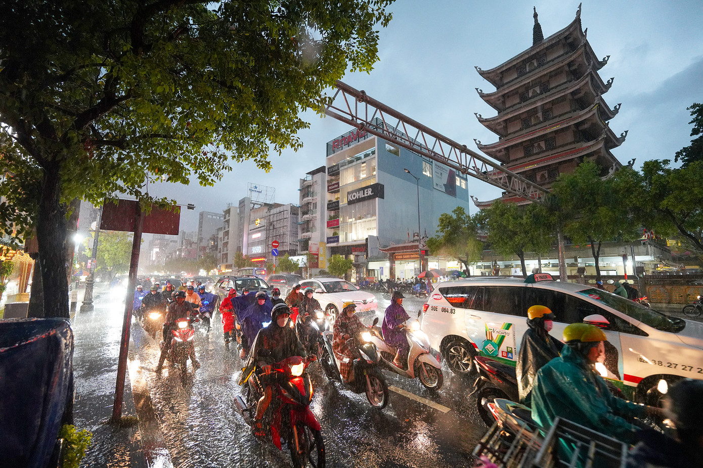 Giao thông bị ảnh hưởng bởi mưa lớn