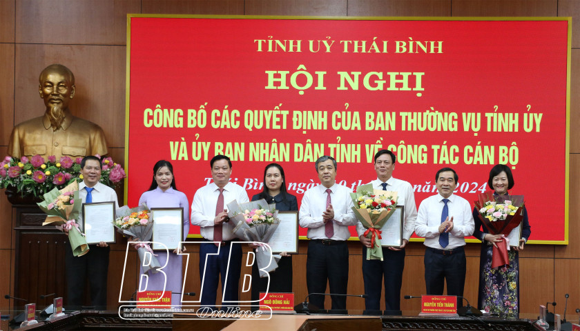 Lãnh đạo tỉnh Thái Bình trao quyết định và tặng hoa chúc mừng các cán bộ được điều động, bổ nhiệm. Ảnh: Báo Thái Bình