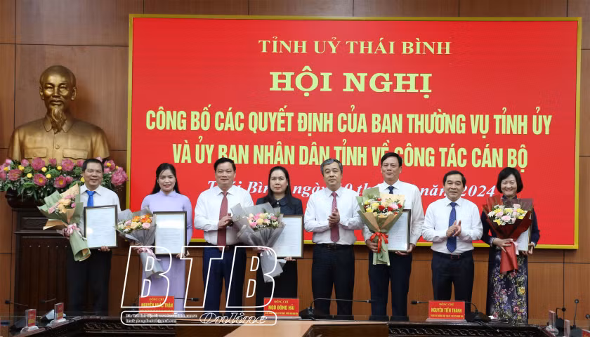Lãnh đạo tỉnh Thái Bình trao quyết định và tặng hoa chúc mừng các cán bộ được điều động, bổ nhiệm. Ảnh: Báo Thái Bình