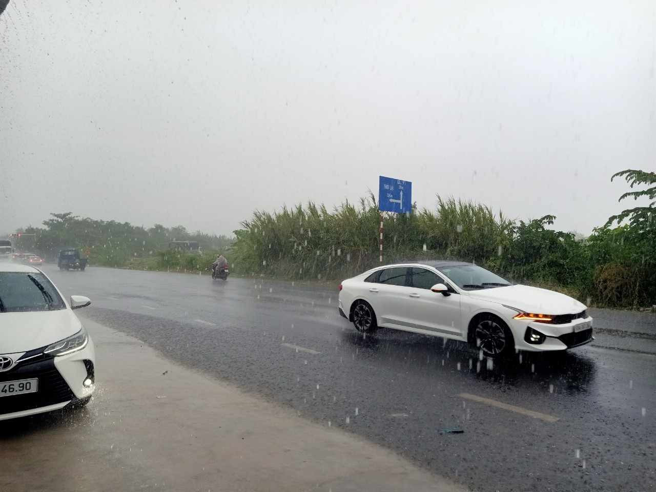 Quốc lộ 91b, đoạn quận Bình Thủy, TP. Cần Thơ "tắm mưa" sau bao ngày nắng nóng