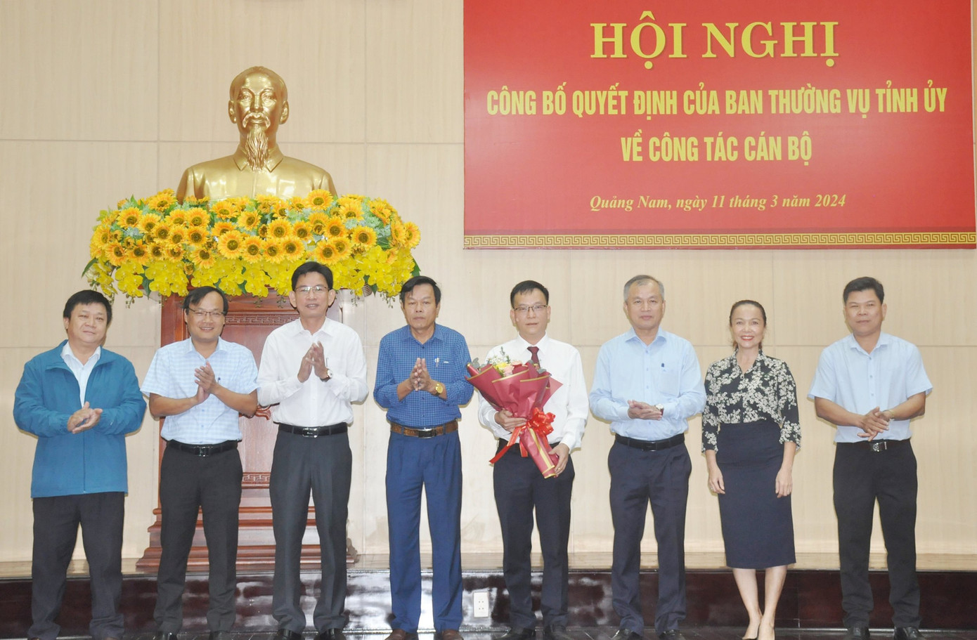 Tập thể lãnh đạo và cán bộ Thanh tra tỉnh tặng hoa chúc mừng ông Nguyễn Mạnh Hùng được bổ nhiệm giữ chức vụ Phó Chánh Văn phòng Tỉnh ủy. Ảnh: Báo Quảng Nam Tập thể lãnh đạo và cán bộ Thanh tra tỉnh tặng hoa chúc mừng ông Nguyễn Mạnh Hùng được bổ nhiệm giữ chức vụ Phó Chánh Văn phòng Tỉnh ủy. Ảnh: Báo Quảng Nam