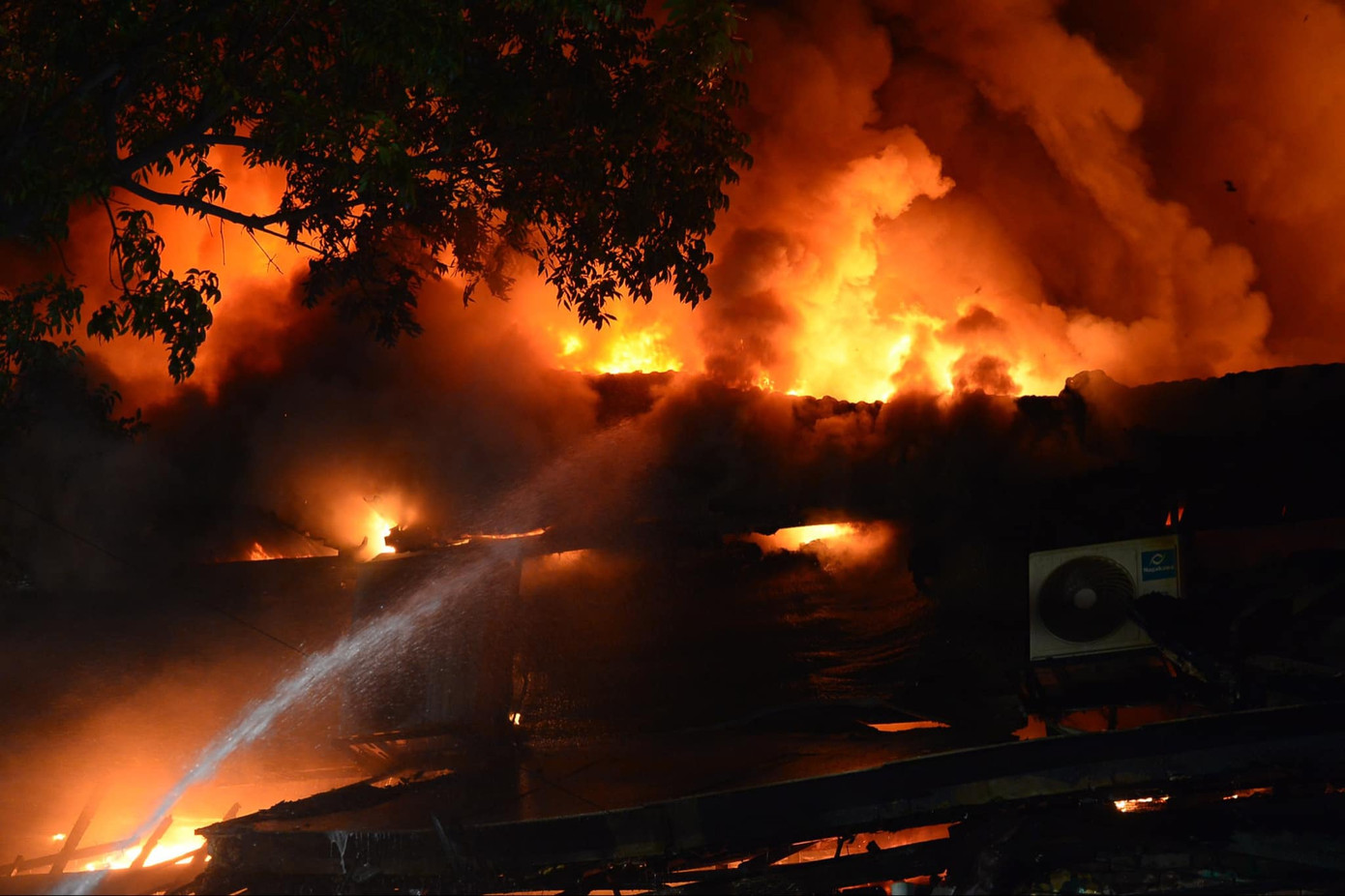 Khói và lửa uy hiếp sự an toàn nhiều người dân, hộ gia đình xung quanh.