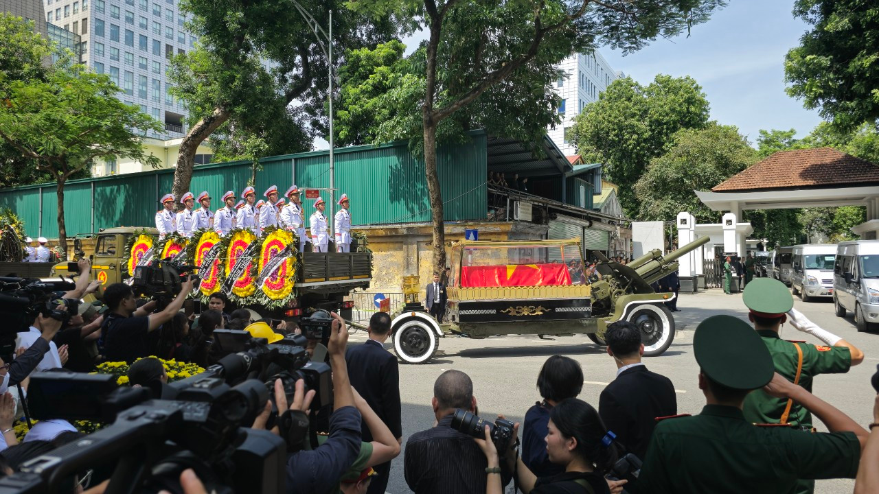 Cỗ linh xa đưa linh cữu Tổng Bí thư Nguyễn Phú Trọng rời Nhà Tang lễ.