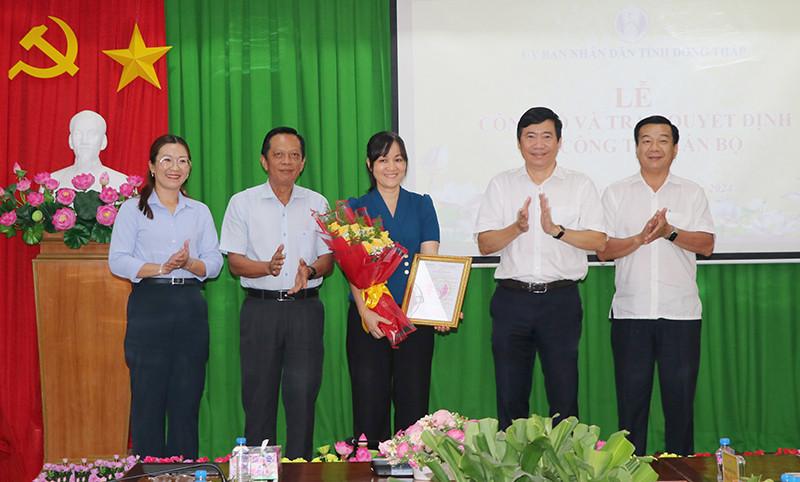 Đồng chí Phạm Thiện Nghĩa - Phó Bí thư Tỉnh ủy, Chủ tịch UBND tỉnh (thứ 2 từ phải sang) trao quyết định cho đồng chí Trần Thị Nguyệt