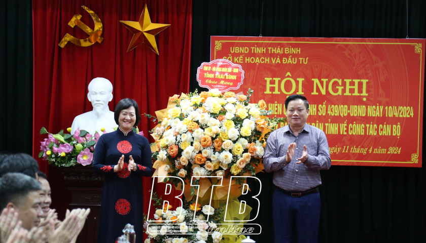 Ông Nguyễn Khắc Thận, Phó Bí thư Tỉnh ủy, Chủ tịch UBND tỉnh tặng hoa chúc mừng bà Thái Thị Thu Hường. Ảnh: Báo Thái Bình