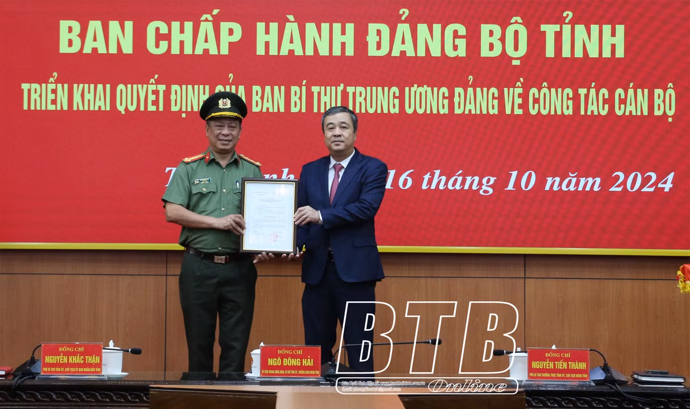 Bí thư Tỉnh ủy Thái Bình Ngô Đông Hải trao quyết định của Ban Bí thư Trung ương Đảng cho Đại tá Trần Xuân Ánh. Ảnh: Báo Thái Bình