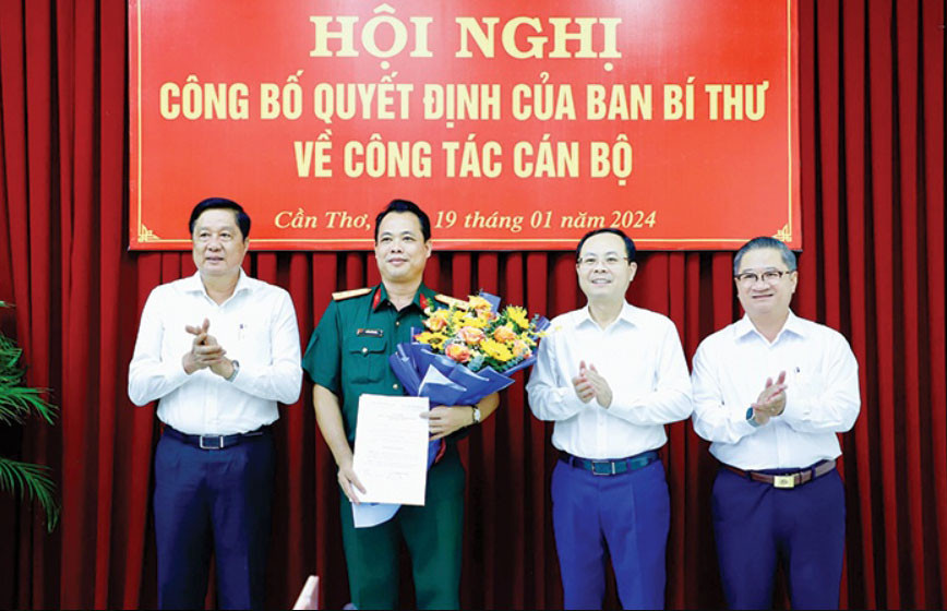 Trao Quyết định của Ban Bí thư và tặng hoa chúc mừng Thượng tá Huỳnh Văn Hung. Ảnh: Báo Cần Thơ Trao Quyết định của Ban Bí thư và tặng hoa chúc mừng Thượng tá Huỳnh Văn Hung. Ảnh: Báo Cần Thơ