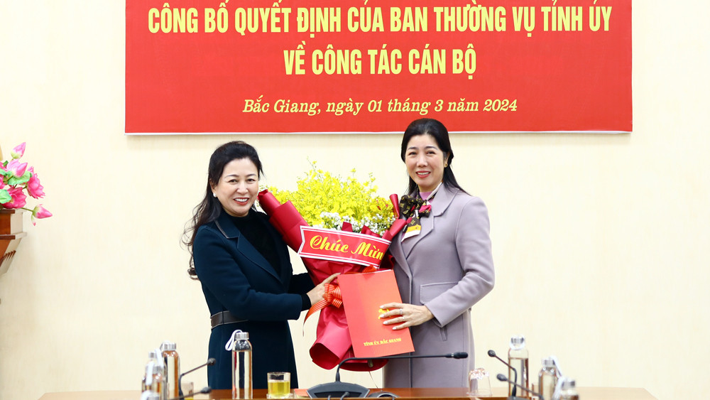 Bà Lê Thị Thu Hồng, Phó Bí thư Thường trực Tỉnh ủy, Chủ tịch HĐND tỉnh trao Quyết định và tặng hoa chúc mừng bà Đỗ Thị Lan. Ảnh: Báo Bắc Giang.