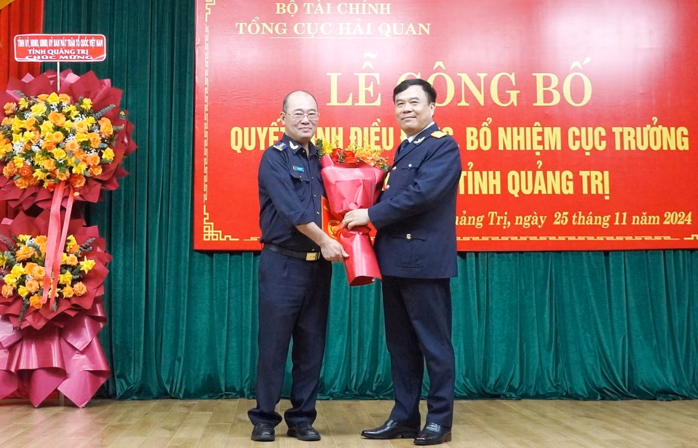 Tổng Cục trưởng Tổng Cục Hải quan Nguyễn Văn Thọ (bên phải) trao quyết định và tặng hoa chúc mừng ông Chu Quang Hải Tổng Cục trưởng Tổng Cục Hải quan Nguyễn Văn Thọ (bên phải) trao quyết định và tặng hoa chúc mừng ông Chu Quang Hải