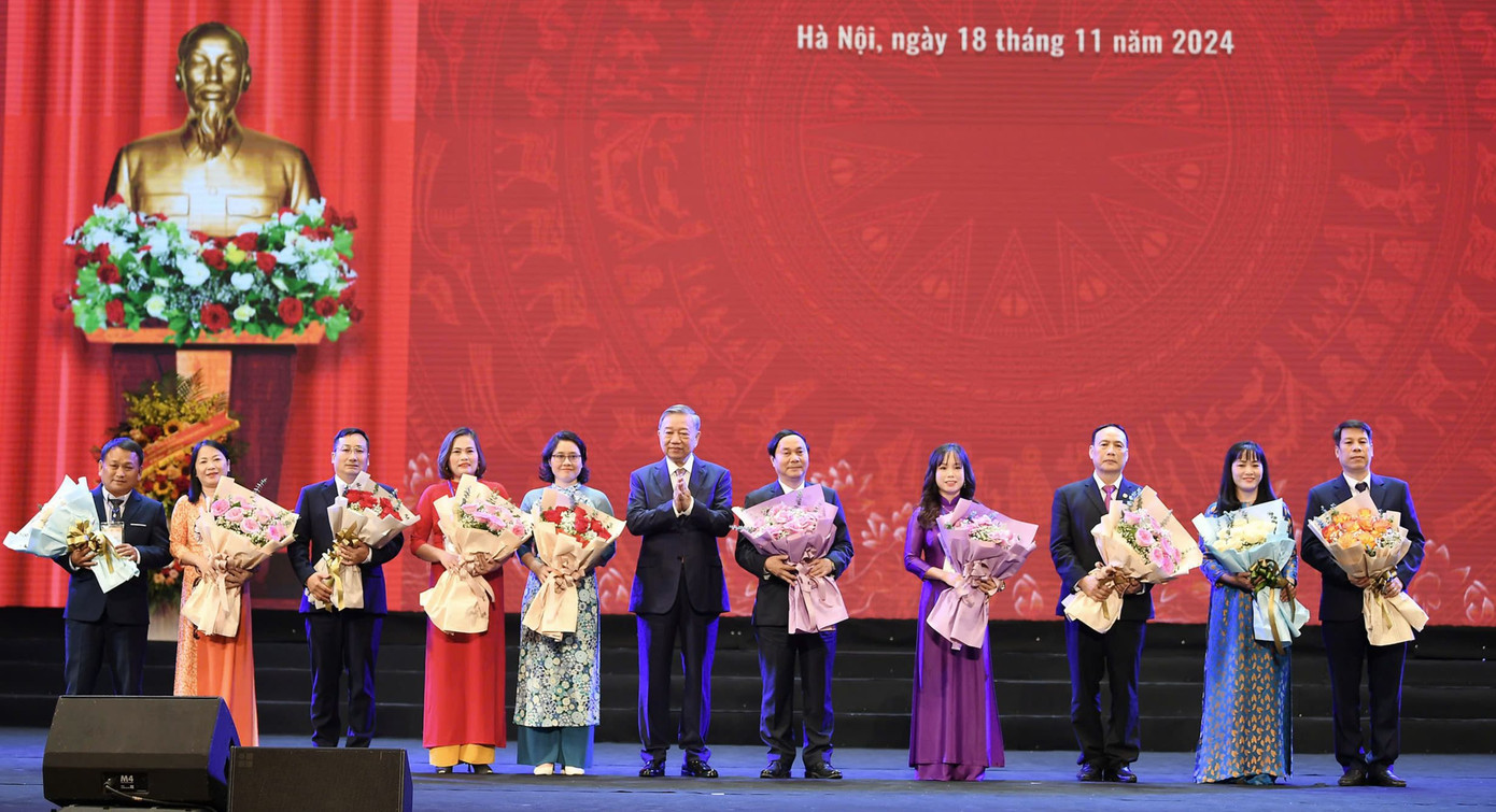 Tổng Bí thư Tô Lâm tặng hoa chúc mừng các nhà giáo tiêu biểu. Ảnh: Dương Triều Tổng Bí thư Tô Lâm tặng hoa chúc mừng các nhà giáo tiêu biểu. Ảnh: Dương Triều