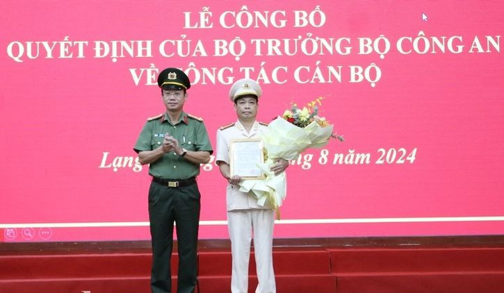 Thừa ủy quyền của Bộ trưởng Công an, Giám đốc Công an tỉnh Lạng Sơn trao quyết định, tặng hoa chúc mừng Thượng tá Lê Đăng Khoa (bìa phải). Thừa ủy quyền của Bộ trưởng Công an, Giám đốc Công an tỉnh Lạng Sơn trao quyết định, tặng hoa chúc mừng Thượng tá Lê Đăng Khoa (bìa phải).