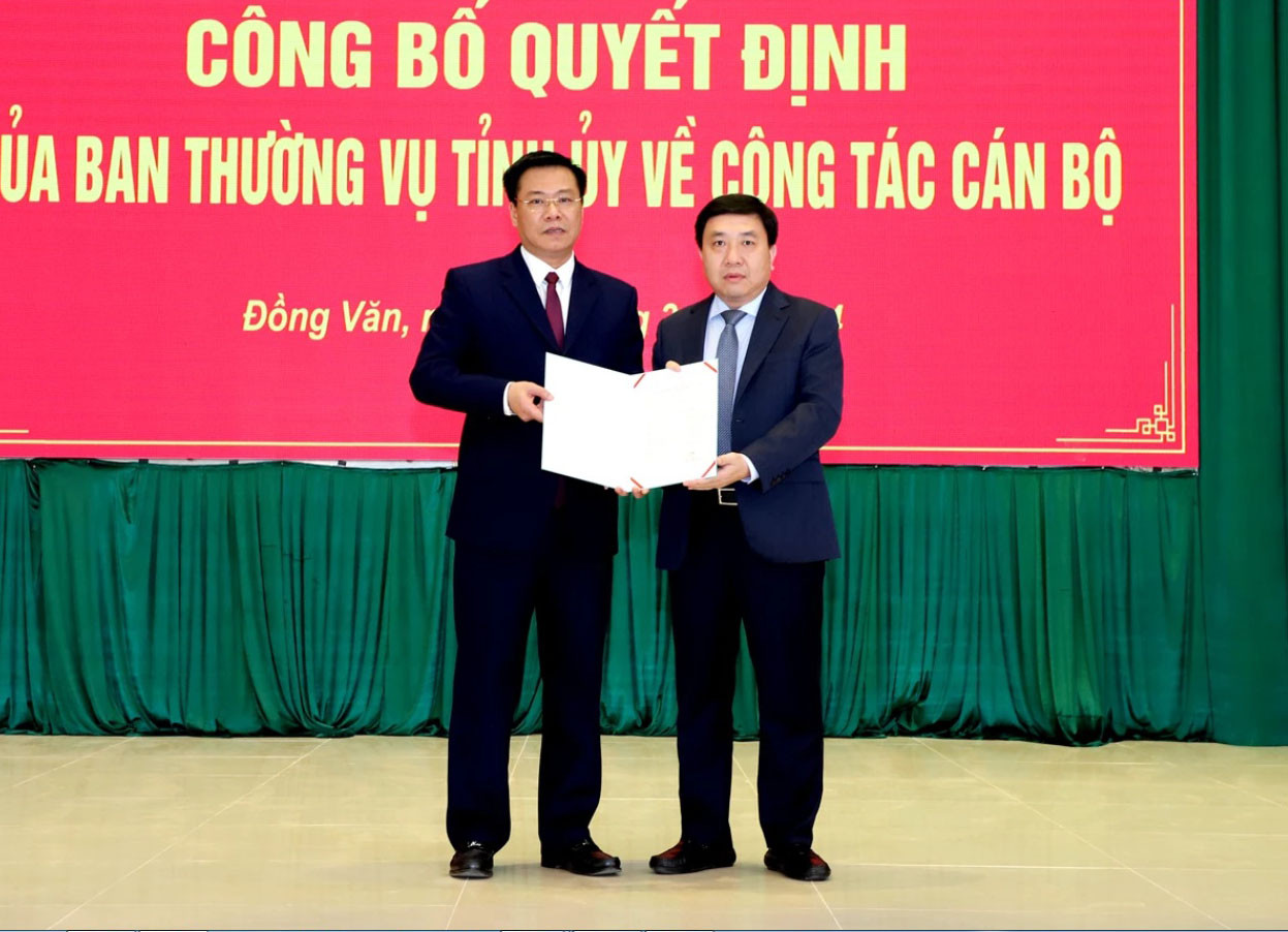 Quyền Bí thư Tỉnh ủy Hà Giang Nguyễn Mạnh Dũng trao quyết định cho đồng chí Nguyễn Tiến Dũng, Bí thư Huyện ủy Đồng Văn. Quyền Bí thư Tỉnh ủy Hà Giang Nguyễn Mạnh Dũng trao quyết định cho đồng chí Nguyễn Tiến Dũng, Bí thư Huyện ủy Đồng Văn.