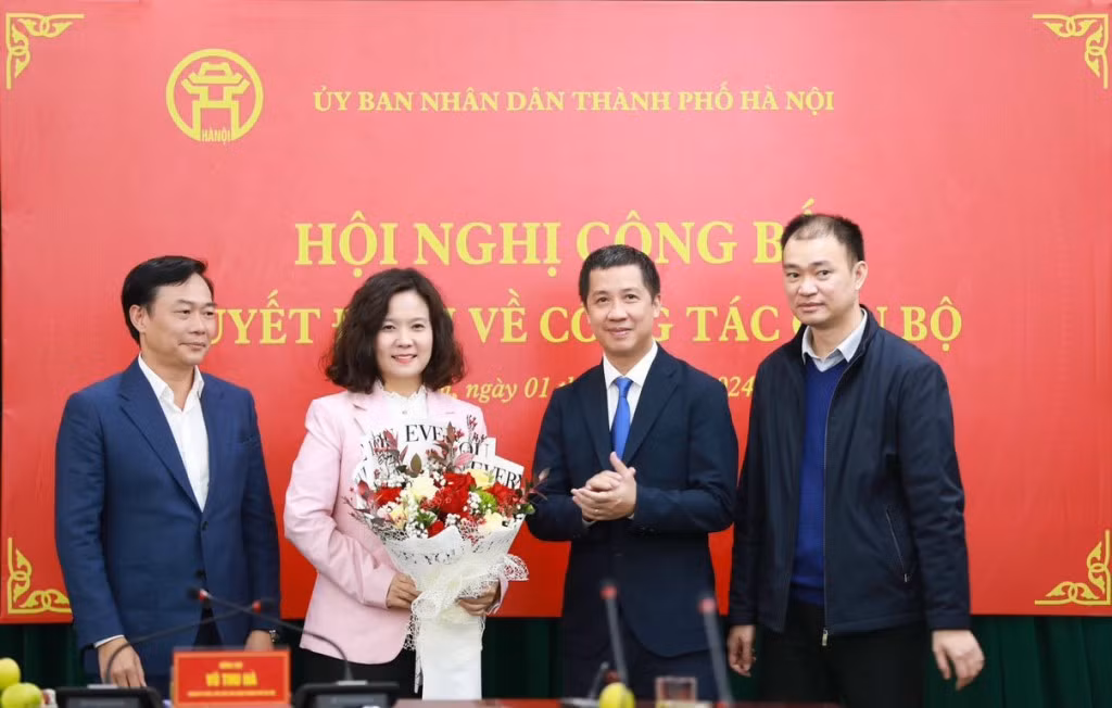 Ban Tổng Giám đốc Đài Phát thanh và Truyền hình Hà Nội tặng hoa chúc mừng tân Phó Giám đốc Sở Văn hóa Thể thao Lê Thị Ánh Mai. Ảnh: Tuổi trẻ Thủ đô Ban Tổng Giám đốc Đài Phát thanh và Truyền hình Hà Nội tặng hoa chúc mừng tân Phó Giám đốc Sở Văn hóa Thể thao Lê Thị Ánh Mai. Ảnh: Tuổi trẻ Thủ đô